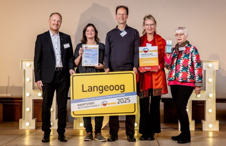 Spannung war dabei wirklich bis zur letzten Sekunde…aber dann war der Jubel bei uns riesengroß🥳 – Langeoog hat den 1.Platz in der Kategorie „Kleine Kommunen“ beim Wettbewerb zur „Hauptstadt des Fairen Handels 2025“ geholt🎊🏆🎊