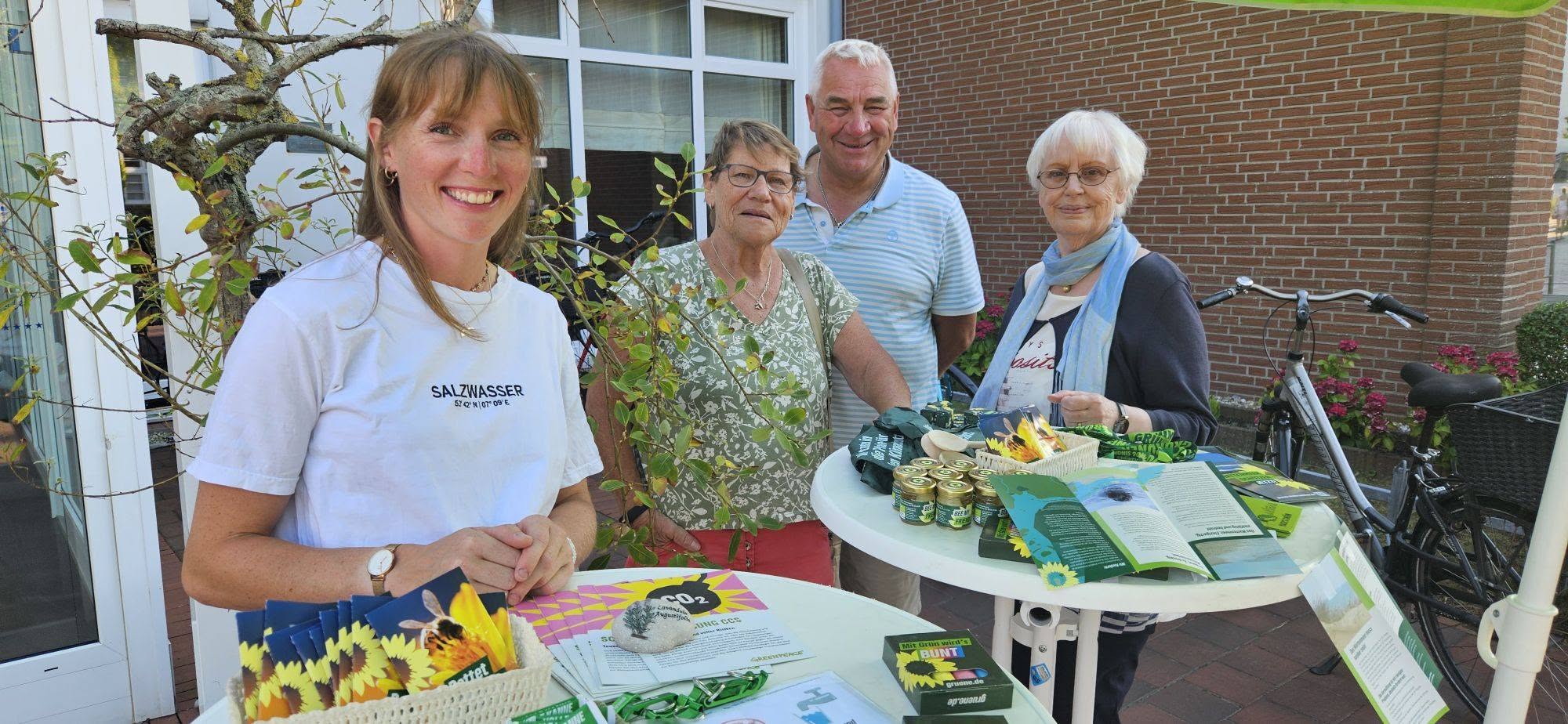 Infostand des Bündnis90/DieGrünen OV Langeoog vor Hotel Flörke 13.08.2026 - v.l.n.r Elisa Rechmann, Christel Sommer, Olaf Sommer und Bärbel Kraus